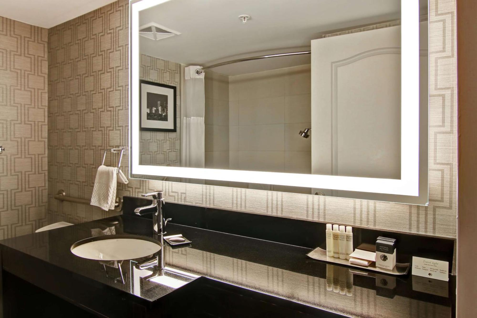 Queen Room with Bath Tub - Mobility Access