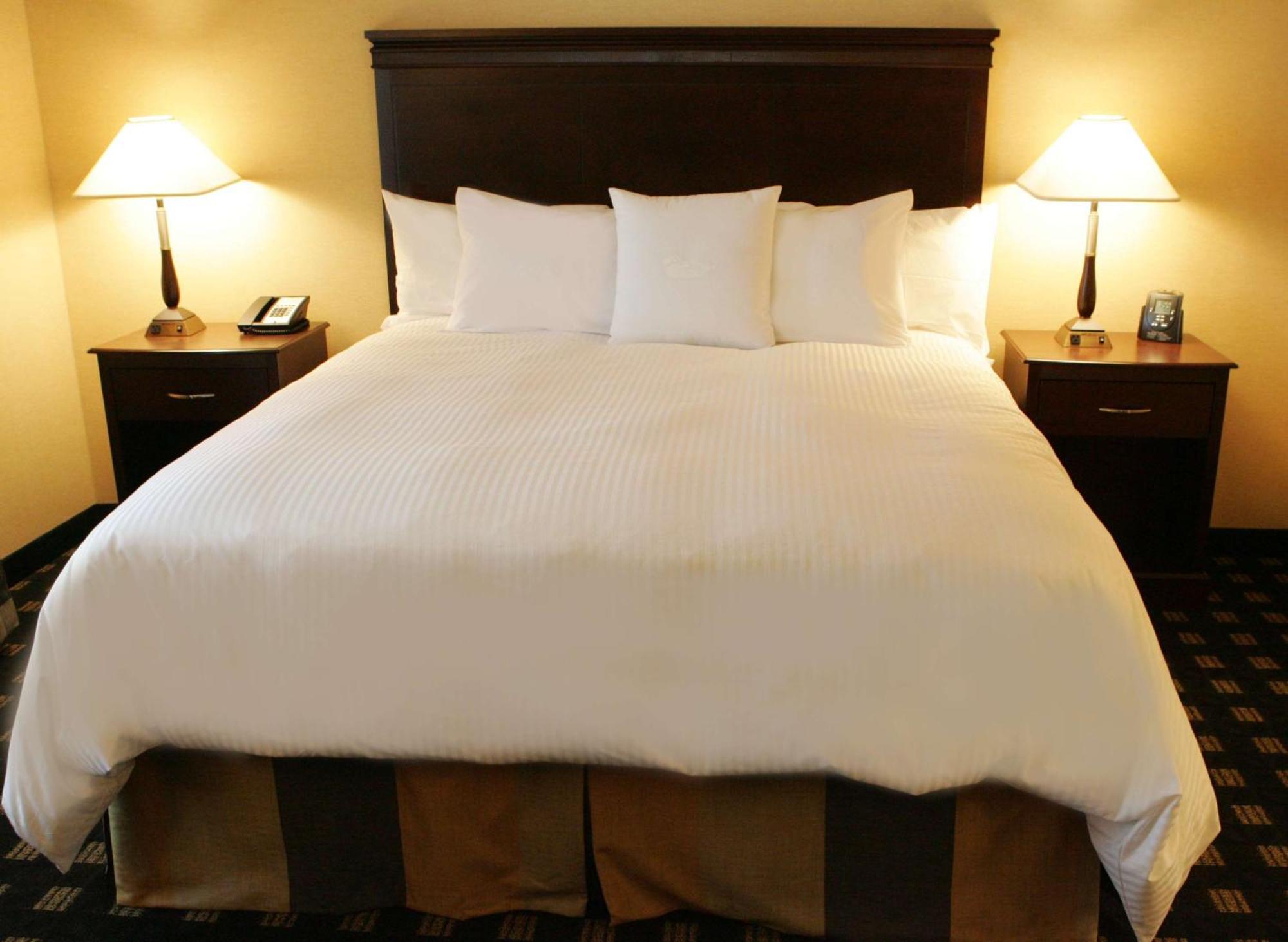 Two Bedroom Suite with One King and Two Queen Beds - Non-Smoking,1277617846:JPEG