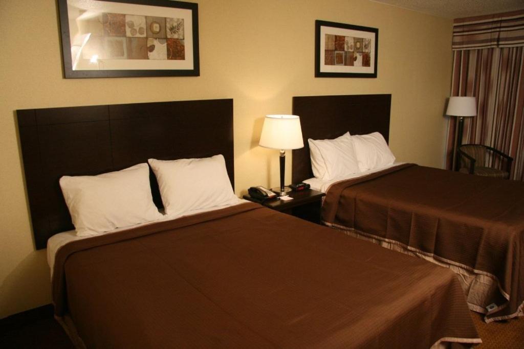 Deluxe Queen Room Mobility Access or Non-Smoking,706829956:JPEG