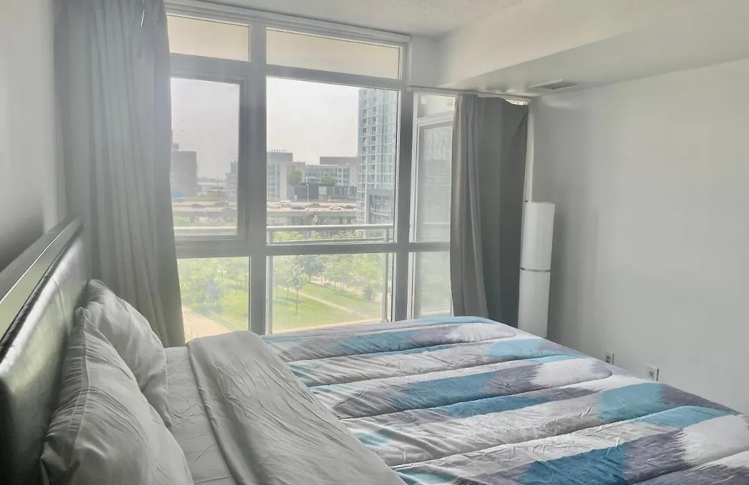 Three Br Condo Step To Cn Tower Rogers Center With Free Parking-1