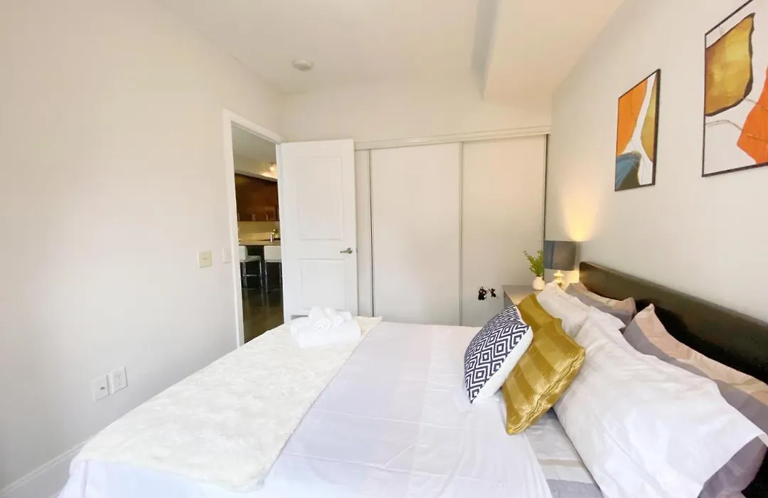 Boutique 2Br Condo By Cn Tower W Free Parking & Gym-1